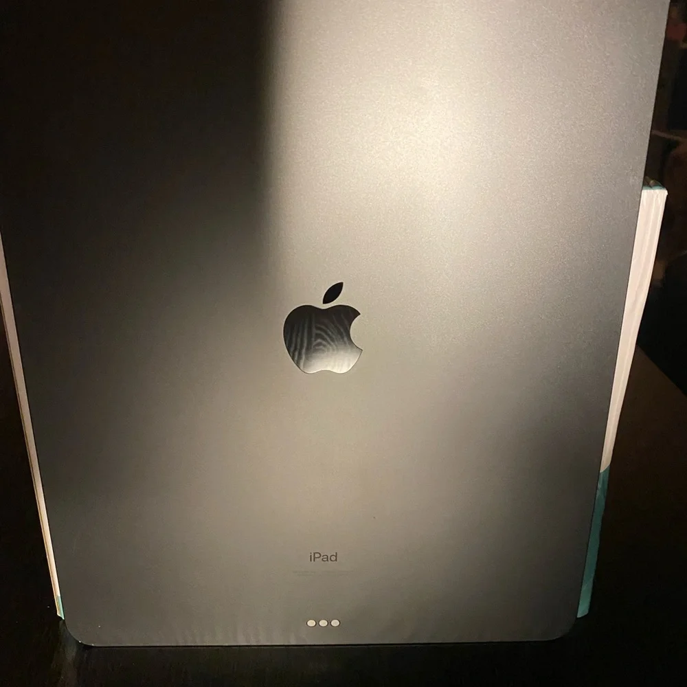 Apple iPad Pro 12.9-inch (3rd Gen) - Space Gray SELLING FOR PARTS ONLY